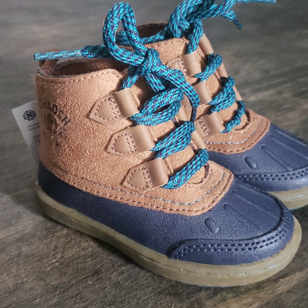 OshKosh B'gosh boys size 6 boots